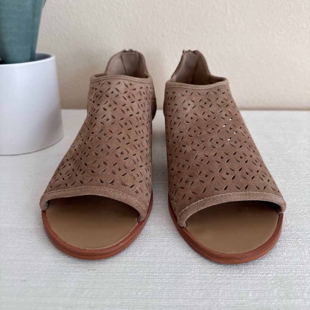 Violet & Red Pippa Tan Perforated Suede Low Wedge Sandals Women’s 8.5M - Picture 4 of 14